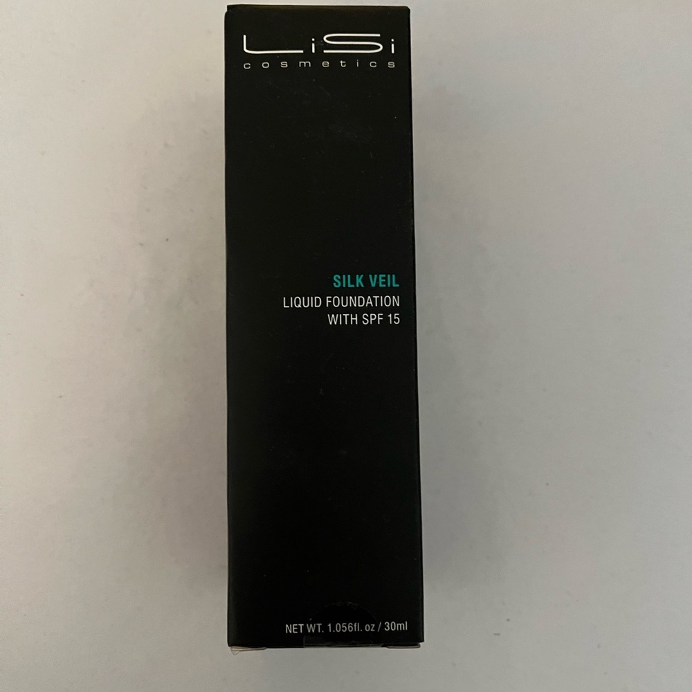 Silk Veil Liquid Foundation with SPF 15 - Sealed box shade # 100